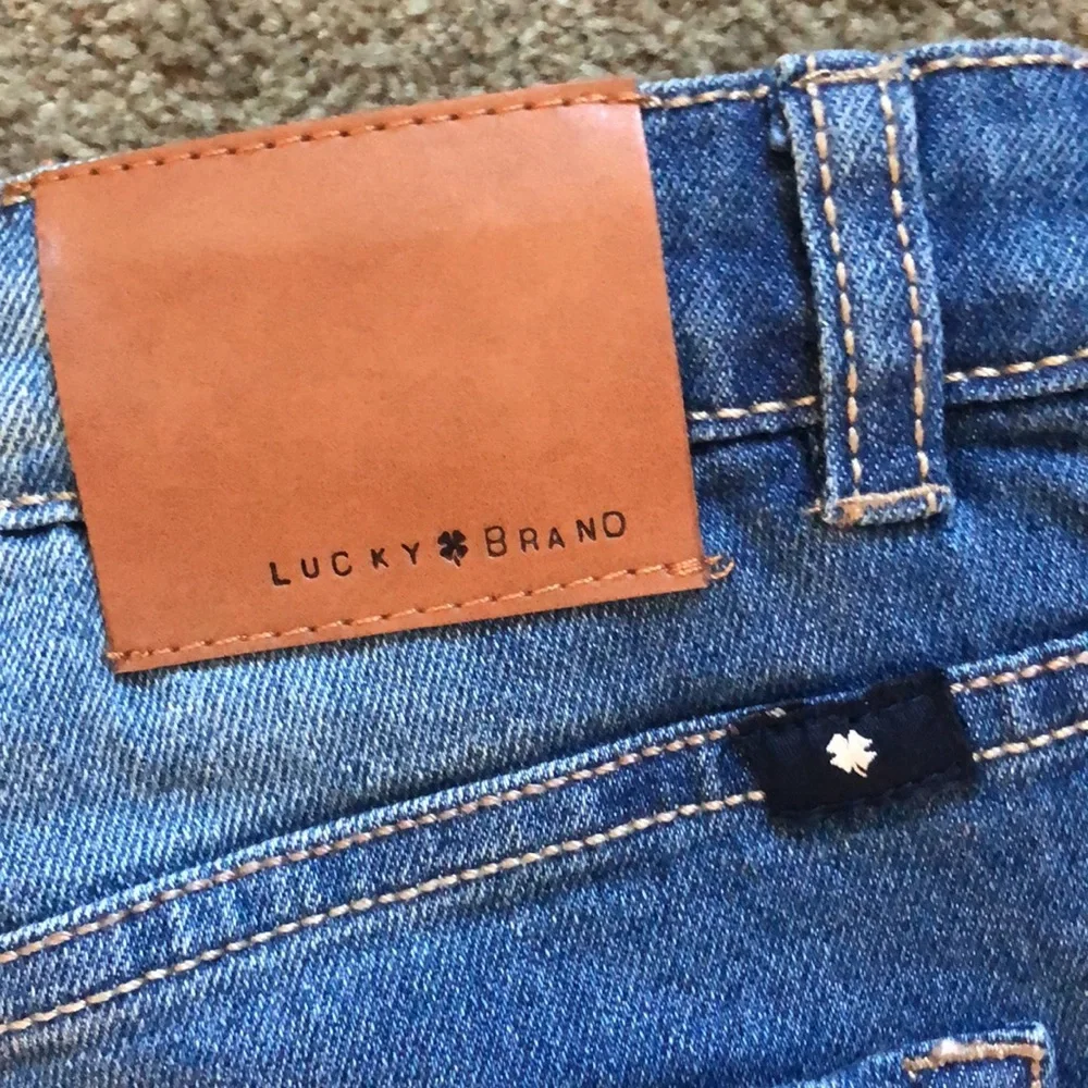 Girl’s Lucky Brand frayed hemmed Riley ADA washed jean button shorts
